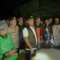 Kapolda Sulawesi Utara Irjen Pol Roycke Harry Langie mendampingi Gubernur Sulut Yulius S. Komaling meninjau sejumlah daerah terdampak banjir di wilayah Kota Manado, Jumat (21/3/2025) malam.