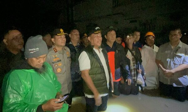 Kapolda Sulawesi Utara Irjen Pol Roycke Harry Langie mendampingi Gubernur Sulut Yulius S. Komaling meninjau sejumlah daerah terdampak banjir di wilayah Kota Manado, Jumat (21/3/2025) malam.