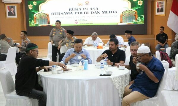 Polda Sulawesi Utara menggelar buka puasa bersama dengan media. Kegiatan ini digelar di aula Tribrata Polda Sulut, Kamis (13/3/2025) sore