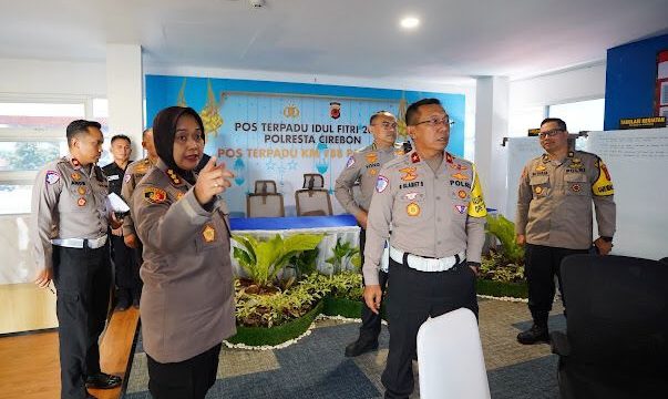 Kenaikan arus keluar dari Jabodetabek terjadi, Direktur Penegakan Hukum (Dirgakkum) Korlantas Polri, Brigjen Pol Raden Slamet Santoso, memonitor langsung pergerakan arus lalu lintas dari Cikampek hingga Palimanan di Command Center KM 188.