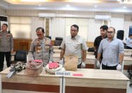 Polda Sulut menggelar konferensi pers di aula Tribrata Polda Sulut, Selasa (11/3/2025), dipimpin Wakapolda