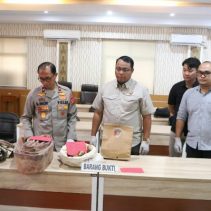 Polda Sulut menggelar konferensi pers di aula Tribrata Polda Sulut, Selasa (11/3/2025), dipimpin Wakapolda