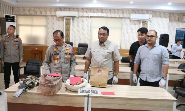 Polda Sulut menggelar konferensi pers di aula Tribrata Polda Sulut, Selasa (11/3/2025), dipimpin Wakapolda