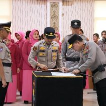 Kapolda Sulawesi Utara Irjen Pol Roycke Harry Langie memimpin serah terima jabatan (Sertijab) sejumlah pejabat utama dan Kapolres di jajaran Polda Sulut.