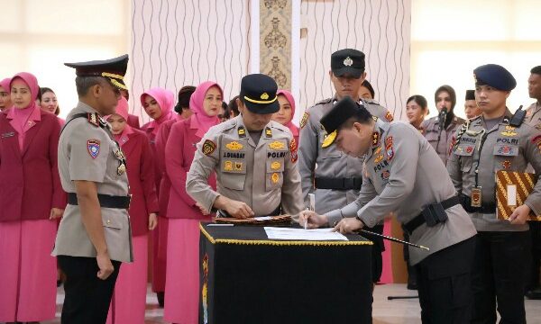Kapolda Sulawesi Utara Irjen Pol Roycke Harry Langie memimpin serah terima jabatan (Sertijab) sejumlah pejabat utama dan Kapolres di jajaran Polda Sulut.