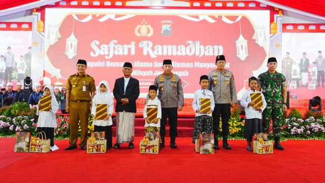 Kapolri Jenderal Pol. Listyo Sigit Prabowo melakukan Safari Ramadan di wilayah Jawa Tengah. Kapolri memanfaatkan momen ini untuk menjalin silaturahmi dengan tokoh ulama di Jateng.