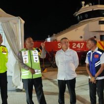 Kakorlantas Polri Irjen Pol Drs. Agus Suryonugroho S.H, M.Hum bersama Menteri Perhubungan (Menhub) Dudy Purwagandhi meninjau kondisi Pelabuhan Merak, Banten, Minggu (23/3/2025).