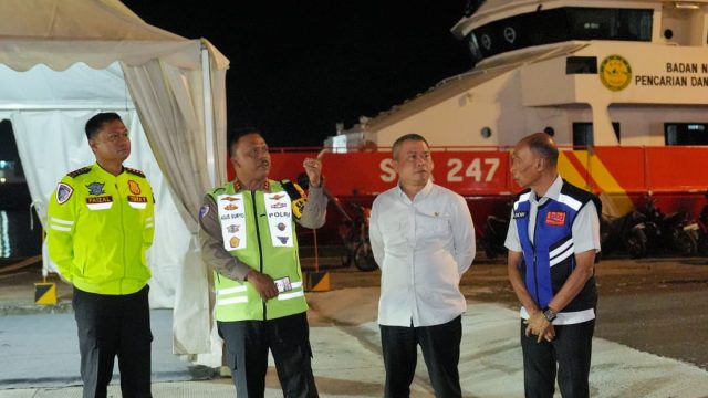 Kakorlantas Polri Irjen Pol Drs. Agus Suryonugroho S.H, M.Hum bersama Menteri Perhubungan (Menhub) Dudy Purwagandhi meninjau kondisi Pelabuhan Merak, Banten, Minggu (23/3/2025).