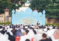 Wakapolri Komjen Pol. Ahmad Dofiri beserta sejumlah pejabat utama (PJU) Mabes Polri melaksanakan salat Idulfitri 1446 Hijriah di Lapangan Bhayangkara, Jakarta Selatan.