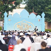 Wakapolri Komjen Pol. Ahmad Dofiri beserta sejumlah pejabat utama (PJU) Mabes Polri melaksanakan salat Idulfitri 1446 Hijriah di Lapangan Bhayangkara, Jakarta Selatan.
