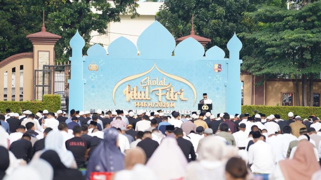 Wakapolri Komjen Pol. Ahmad Dofiri beserta sejumlah pejabat utama (PJU) Mabes Polri melaksanakan salat Idulfitri 1446 Hijriah di Lapangan Bhayangkara, Jakarta Selatan.