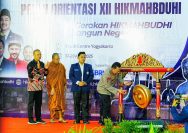 Kapolri Jenderal Listyo Sigit Prabowo menghadiri kegiatan pembukaan pekan orientasi Himpunan Mahasiswa Buddhis Indonesia (Hikmahbudhi) ke-12 di Yogyakarta, pada Jumat (18/4).