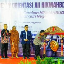 Kapolri Jenderal Listyo Sigit Prabowo menghadiri kegiatan pembukaan pekan orientasi Himpunan Mahasiswa Buddhis Indonesia (Hikmahbudhi) ke-12 di Yogyakarta, pada Jumat (18/4).