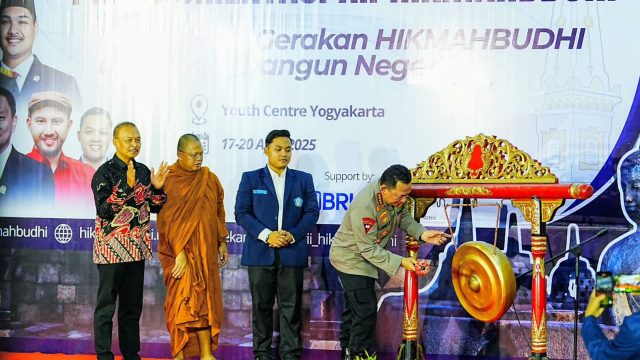 Kapolri Jenderal Listyo Sigit Prabowo menghadiri kegiatan pembukaan pekan orientasi Himpunan Mahasiswa Buddhis Indonesia (Hikmahbudhi) ke-12 di Yogyakarta, pada Jumat (18/4).