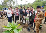 Rocky Gerung Filsuf sekaligus pendiri Tumbuh Institute,turut hadir dalam kegiatan penanaman pohon di Jambore Karhutla 2025 di Taman Hutan Raya (Tahura) Sultan Syarif Hasyim, Kecamatan Minas Jaya, Kabupaten Siak, Riau, Jumat (25/4/2025).