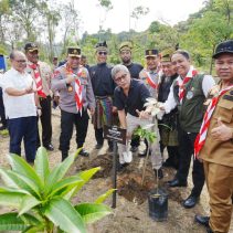 Rocky Gerung Filsuf sekaligus pendiri Tumbuh Institute,turut hadir dalam kegiatan penanaman pohon di Jambore Karhutla 2025 di Taman Hutan Raya (Tahura) Sultan Syarif Hasyim, Kecamatan Minas Jaya, Kabupaten Siak, Riau, Jumat (25/4/2025).