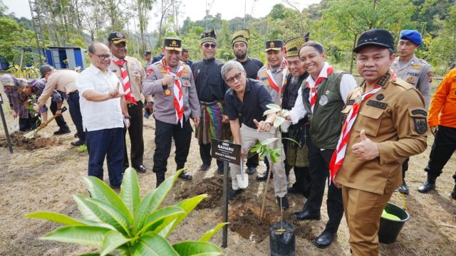 Rocky Gerung Filsuf sekaligus pendiri Tumbuh Institute,turut hadir dalam kegiatan penanaman pohon di Jambore Karhutla 2025 di Taman Hutan Raya (Tahura) Sultan Syarif Hasyim, Kecamatan Minas Jaya, Kabupaten Siak, Riau, Jumat (25/4/2025).
