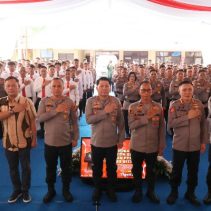 Kapolda Sulawesi Utara Irjen Pol Roycke Harry Langie mengingatkan personel Polri agar bekerja dengan performance terbaik untuk memberikan pelayanan kepada masyarakat.