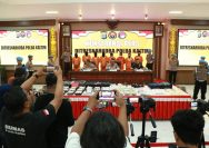 Polda Kalimantan Timur (Kaltim) mengungkap peredaran narkotika di Samarinda dan Balikpapan. Sebanyak delapan orang ditetapkan sebagai tersangka dari pengungkapan tersebut.