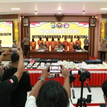 Polda Kalimantan Timur (Kaltim) mengungkap peredaran narkotika di Samarinda dan Balikpapan. Sebanyak delapan orang ditetapkan sebagai tersangka dari pengungkapan tersebut.