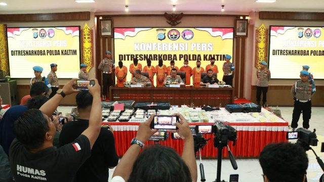 Polda Kalimantan Timur (Kaltim) mengungkap peredaran narkotika di Samarinda dan Balikpapan. Sebanyak delapan orang ditetapkan sebagai tersangka dari pengungkapan tersebut.