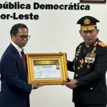 Kapolri Jenderal Polisi menerima Tanda Kehormatan Order of Timor Leste, penghargaan tertinggi yang diberikan Pemerintah Republik Demokratik Timor Leste. Penganugerahan tersebut berlangsung dalam upacara resmi di Kedutaan Besar Timor Leste di Jakarta, Senin (28/4/2025).