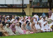 Salat Idulfitri 1446 Hijriah di Polda Sulut berlangsung khusyuk di lapangan upacara Mako Polda Sulawesi Utara (Sulut) menjadi salah satu lokasi pelaksanaan salat Idulfitri 1 Syawal 1446 Hijriah di Kota Manado, Senin (31/3/2025) pagi.