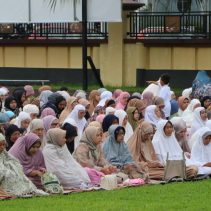 Salat Idulfitri 1446 Hijriah di Polda Sulut berlangsung khusyuk di lapangan upacara Mako Polda Sulawesi Utara (Sulut) menjadi salah satu lokasi pelaksanaan salat Idulfitri 1 Syawal 1446 Hijriah di Kota Manado, Senin (31/3/2025) pagi.