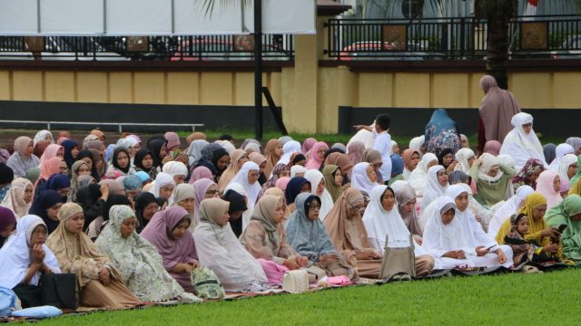 Salat Idulfitri 1446 Hijriah di Polda Sulut berlangsung khusyuk di lapangan upacara Mako Polda Sulawesi Utara (Sulut) menjadi salah satu lokasi pelaksanaan salat Idulfitri 1 Syawal 1446 Hijriah di Kota Manado, Senin (31/3/2025) pagi.