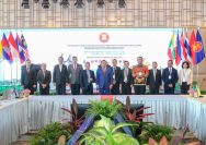 Delegasi Kepolisian Negara Republik Indonesia (Polri) yang dipimpin oleh Kadivhubinter Polri, Irjen Pol Dr. Krishna Murti, S.I.K., M.Si., bersama Brigjen Pol Dodied Prasetyo Aji, S.I.K., M.H., mengikuti pertemuan ASEAN SOMTC Working Group on Arms Smuggling (WG on AS) ke-7.