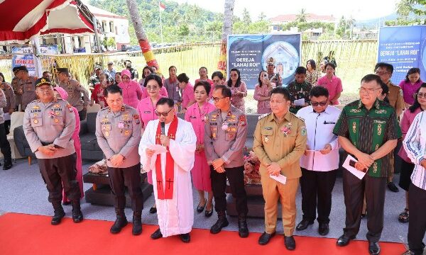 Kapolda Sulawesi Utara Irjen Pol Roycke Harry Langie meresmikan Gedung Gereja Lahai Roi, yang terletak di halaman Mako Polres Bolaang Mongondow (Bolmong), Selasa (29/4/2025) siang.
