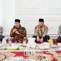 Kapolri Jenderal Listyo Sigit Prabowo meresmikan Pondok Al Inaaroh Al Hikam Buntet Pesantren di Cirebon, Jawa Barat, pada Selasa (22/4) hari ini.
