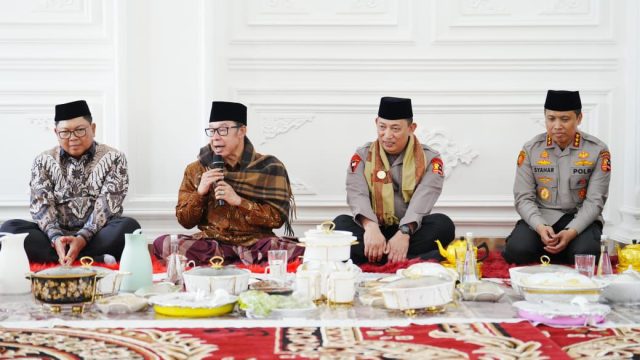 Kapolri Jenderal Listyo Sigit Prabowo meresmikan Pondok Al Inaaroh Al Hikam Buntet Pesantren di Cirebon, Jawa Barat, pada Selasa (22/4) hari ini.