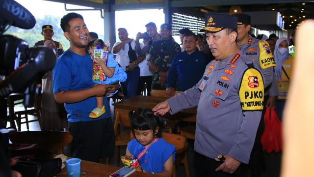 Kapolri Jenderal Polisi Listyo Sigit Prabowo meninjau langsung rest area kilometer 456 di wilayah Salatiga, Jawa Tengah