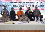 Polda Riau mengelar konferensi pers pengungkapan kasus narkotika jenis sabu jaringan perdagangan narkoba internasional yang melibatkan pengendali dari Malaysia, Senin (28/4/2025).