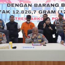 Polda Riau mengelar konferensi pers pengungkapan kasus narkotika jenis sabu jaringan perdagangan narkoba internasional yang melibatkan pengendali dari Malaysia, Senin (28/4/2025).