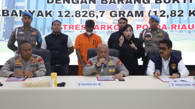 Polda Riau mengelar konferensi pers pengungkapan kasus narkotika jenis sabu jaringan perdagangan narkoba internasional yang melibatkan pengendali dari Malaysia, Senin (28/4/2025).