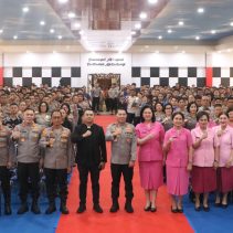 Polda Sulawesi Utara (Polda Sulut) menyelenggarakan ibadah Paskah 2025 dengan tema “Damai Sejahtera Kristus di Tengah Keluarga”, Kamis (24/4) pagi, bertempat di Ruang Catur Prasetya, Mapolda Sulut.