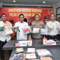 Polda Kalimantan Selatan berhasil membongkar jaringan narkoba lintas Kalimantan dan Sulawesi yang dikendalikan seorang operator terafiliasi gembong narkotika internasional Fredy Pratama.
