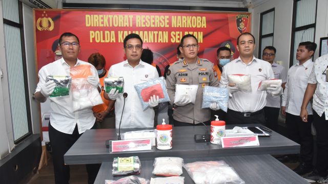 Polda Kalimantan Selatan berhasil membongkar jaringan narkoba lintas Kalimantan dan Sulawesi yang dikendalikan seorang operator terafiliasi gembong narkotika internasional Fredy Pratama.
