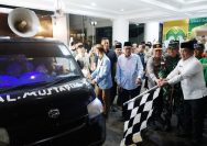 Kapolda Sulawesi Utara (Sulut) Irjen Pol Roycke Harry Langie, menghadiri pelepasan peserta pawai malam Takbiran menyambut Idulfitri 1 Syawal 1446 Hijriah, di halaman Kantor Gubernur Sulut, Jalan 17 Agustus Kota Manado, pada Minggu (30/3/2025).