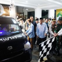 Kapolda Sulawesi Utara (Sulut) Irjen Pol Roycke Harry Langie, menghadiri pelepasan peserta pawai malam Takbiran menyambut Idulfitri 1 Syawal 1446 Hijriah, di halaman Kantor Gubernur Sulut, Jalan 17 Agustus Kota Manado, pada Minggu (30/3/2025).