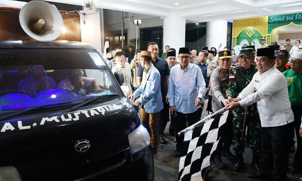 Kapolda Sulawesi Utara (Sulut) Irjen Pol Roycke Harry Langie, menghadiri pelepasan peserta pawai malam Takbiran menyambut Idulfitri 1 Syawal 1446 Hijriah, di halaman Kantor Gubernur Sulut, Jalan 17 Agustus Kota Manado, pada Minggu (30/3/2025).