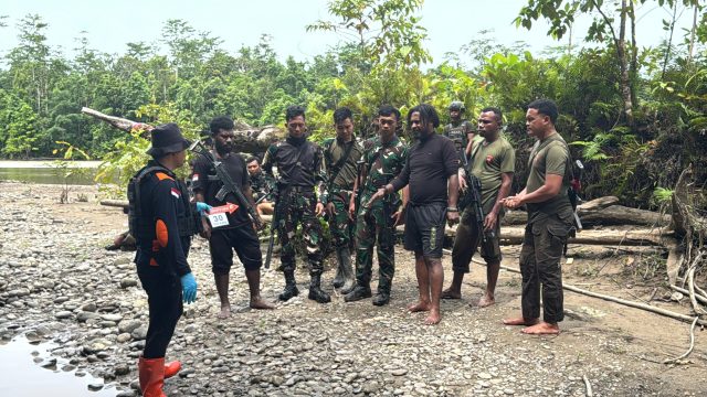 Tim Pusat Identifikasi (Pusident) Bareskrim Polri melaksanakan serangkaian kegiatan olah Tempat Kejadian Perkara (TKP) dan rekonstruksi di lokasi hilangnya Iptu Tomi S Marbun, di wilayah operasi AB Moskona 2025, Papua Barat.