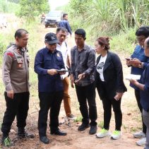 Komnas HAM Komisi Nasional Hak Asasi Manusia RI melakukan kunjungan investigasi langsung ke TKP 3 (tiga) anggota polisi yang gugur saat membubarkan arena sabung ayam di Umbul Karang Manik Kecamatan Negara Batin Kabupaten Way Kanan. Jum’at (11/04/2025).