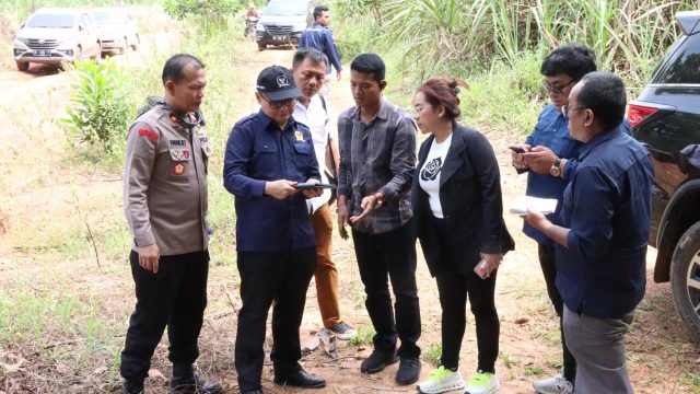 Komnas HAM Komisi Nasional Hak Asasi Manusia RI melakukan kunjungan investigasi langsung ke TKP 3 (tiga) anggota polisi yang gugur saat membubarkan arena sabung ayam di Umbul Karang Manik Kecamatan Negara Batin Kabupaten Way Kanan. Jum’at (11/04/2025).