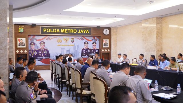 Polda Metro Jaya menggelar rapat koordinasi dalam rangka memastikan kelancaran dan keamanan peringatan Hari Buruh Internasional atau May Day Fiesta 2025.