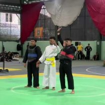 Personel Polres Lamongan, Bripda Sholeh Maulana meraih medali emas di Kejuaraan Terbuka Pencak Silat Pangdivif 2 Cup 2025 TNI/Polri dan Umum.