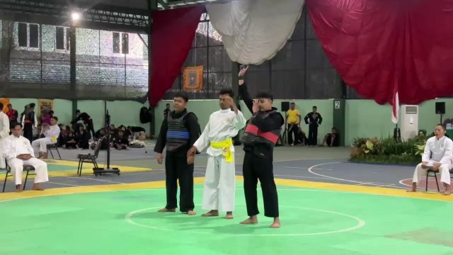 Personel  Polres Lamongan, Bripda Sholeh Maulana meraih medali emas di Kejuaraan Terbuka Pencak Silat Pangdivif 2 Cup 2025 TNI/Polri dan Umum.