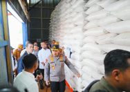 Kapolri Jenderal Listyo Sigit Prabowo dan Mentan Amran Sulaiman meninjau Gudang Bulog Cabang Bone di Tanete Riattang, Sulawesi Selatan (Sulsel), Jumat (16/5/2025).